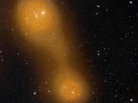 Deux amas de galaxies reliés par un pont de gaz chaud