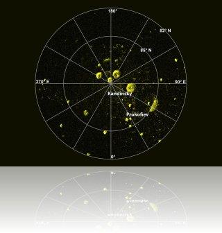 Une image radar du pôle nord de Mercure prise par le radio-télescope Arecibo. Les zones marquées en jaunes sont les régions brillantes qui indiquent une présence d'eau de part leur façon de refléter les ondes radios. La découverte de ces régions est ainsi à l'origine de l'hypothèse qu'elle pouvaient contenir de l'eau glacée piégé dans ces zones d'ombres permanentes. Crédit Image : National Astronomy and Ionosphere Center, Arecibo Observatory