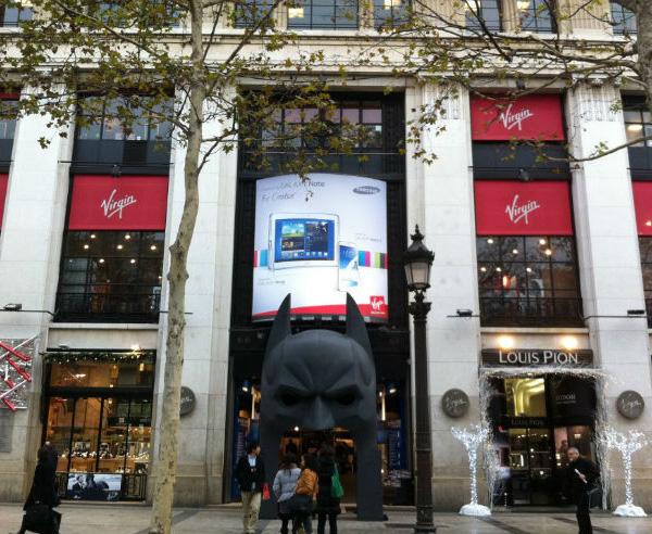 Masque géant de Batman sur les Champs-Elysées