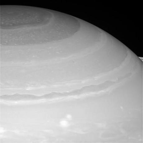 Le pôle nord hexagonal de Saturne photographié en couleur