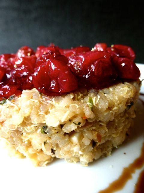 Salade de quinoa aux cranberries (canneberges) rôties au four, comme un gâteau salé