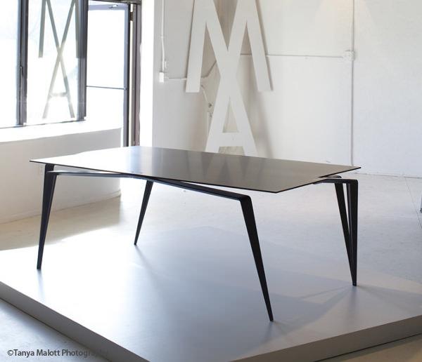 Table en carbone la Panther par Maximilian Eicke