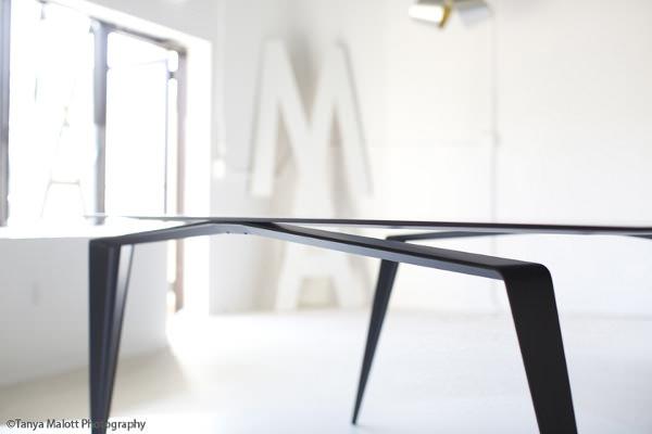 Table en carbone la Panther par Maximilian Eicke