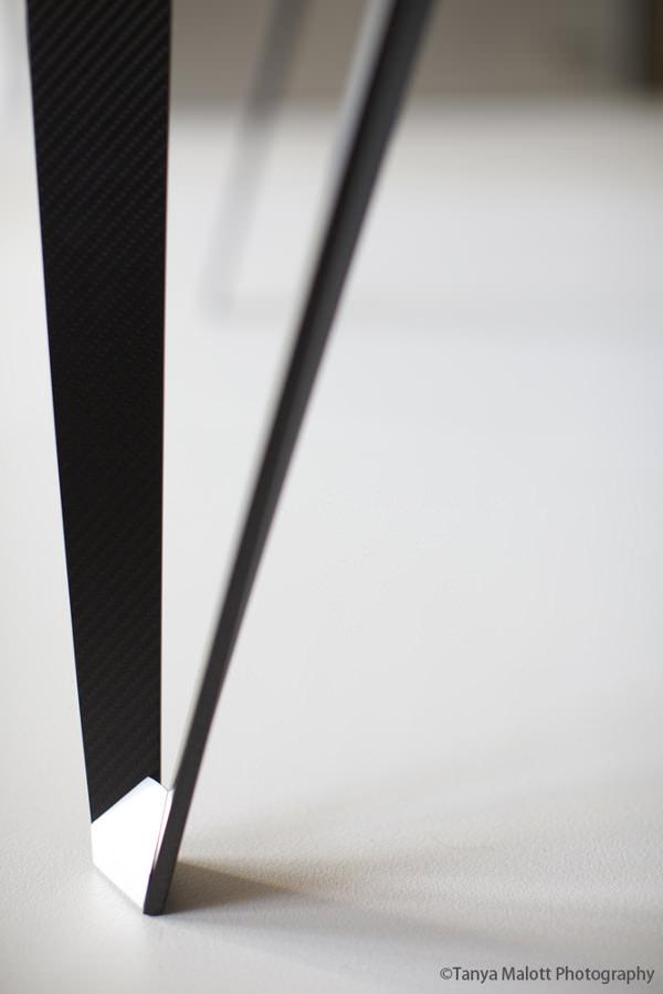 Table en carbone la Panther par Maximilian Eicke