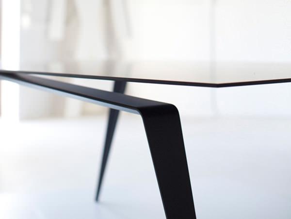 Table en carbone la Panther par Maximilian Eicke