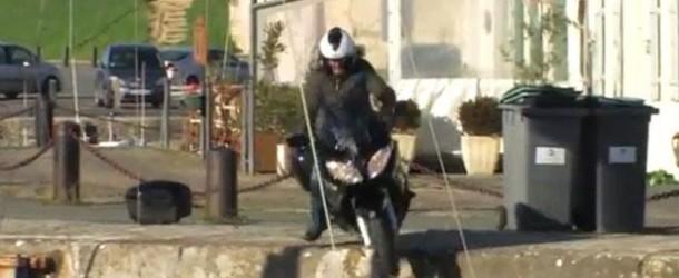 Un journaliste teste une moto et tombe dans le port ! (vidéo)
