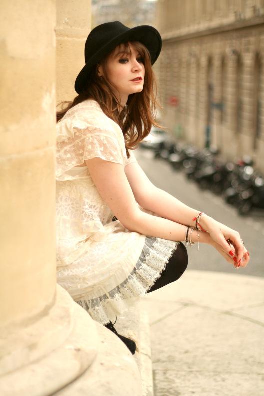 robe dentelle chapeau