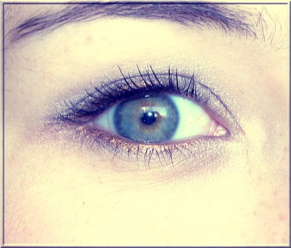 Idée maquillage de Noël: Oeil félin cuivré et argenté