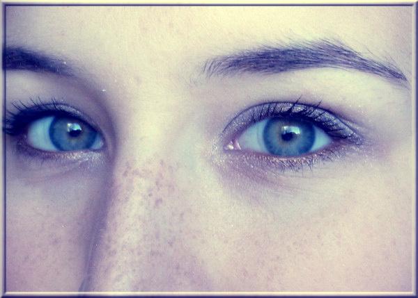 Idée maquillage de Noël: Oeil félin cuivré et argenté