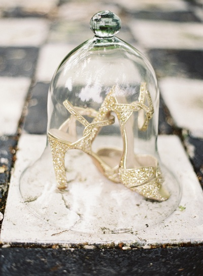 chaussures mariées paillettes dorées cloche en verre 