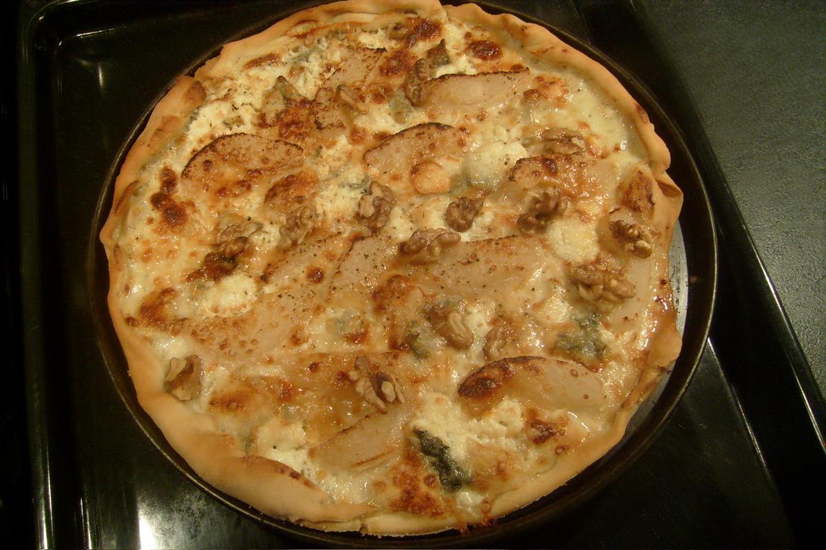 Pizza au gorgonzola, poire et noix
