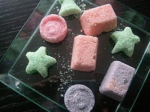 Morceaux de sucres colorés