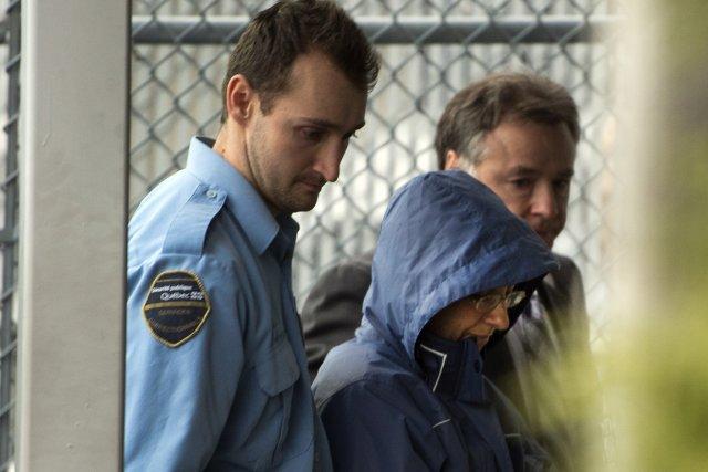 Vêtue d'un manteau bleu pâle, Sonia Blanchette est... (PHOTO RYAN REMIORZ, PC)