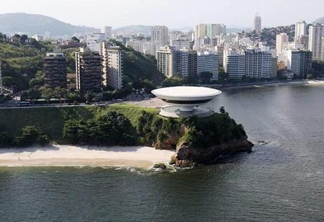 Le musée d'art contemporain à Niteroi près deRio de Janeiro - oscar niemeyer