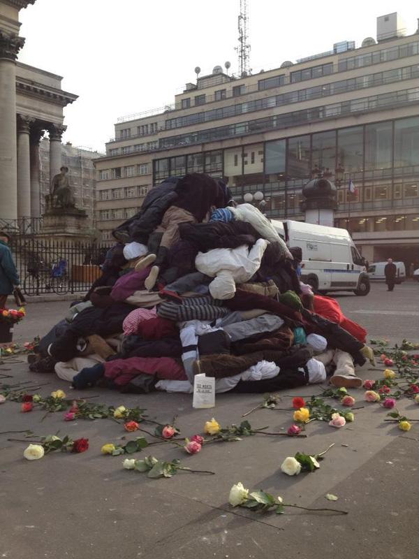 La rue tue. Installation Place de la Bourse le 6 décembre 2012