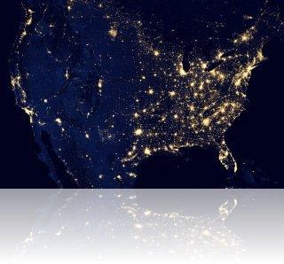 Image de la zone continentale des États-Unis pendant la nuit. Composite assemblé à partir des données prises par le satellite Suomi NPP  en avril et octobre 2012. Crédit: NASA Earth Observatory / NOAA NGDC