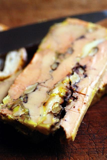 Le vendredi c'est retour vers le futur ! Une fin d'année sans foie gras c'est possible ça ? Foie gras de canard au Comté et noix grillées…