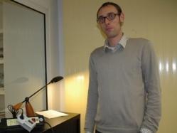 Ismaël Gestin, à l'espace info-énergie de Morlaix, propose les économètres au public intéressé © AD