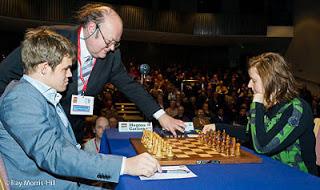 Échecs à Londres :Magnus Carlsen (2848) 1-0 Judit Polgar (2713) © Ray Morris-Hill