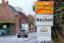 Photographe : Philippe Huguen :: Panneau d'entrée de la ville belge de Néchin, le 10 décembre 2012