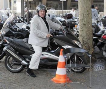 Gérard Depardieu sur son scooter à Paris (Jacques Demarthon AFP/Archives)
