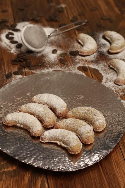 Kurbiskernkipferl , croissants aux graines de courge gâteaux autrichiens de l' Avent  pour le salon SugarNweb