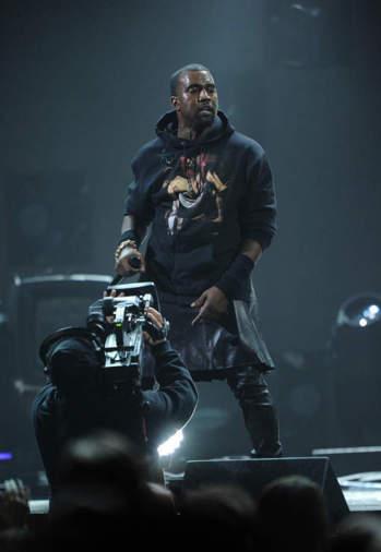 PHOTO Kanye West en jupe. La photo qui buzz !
