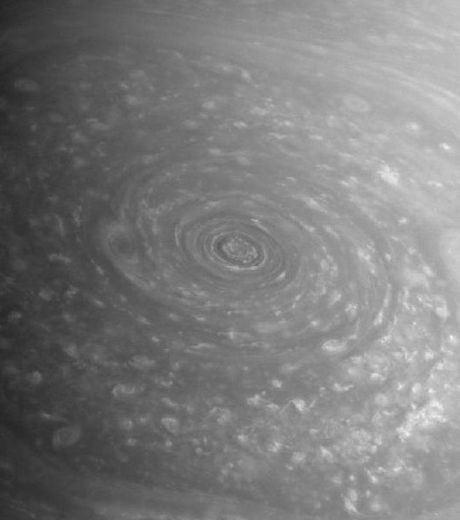 Cassini a observé le phénomène à la surface du pôle nord de Saturne ici en photo