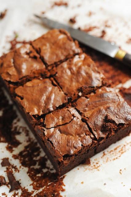 Le vendredi c'est retour vers le futur ! Brownies très chocolat et caramel parce que le chocolat c'est bon pour le moral !
