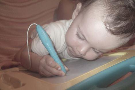 Bébé dessine et écrit dès 18 mois!