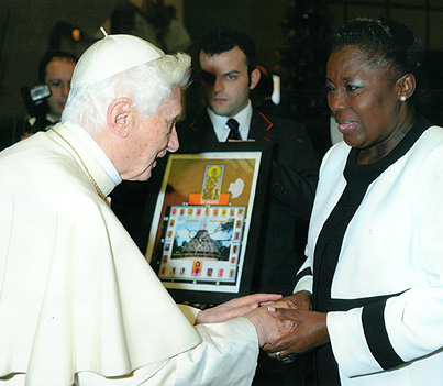 Photo : Une bénédiction au goût amer… d’homophobie !

Scène choquante au Vatican. Il y a quelques jours,  le pape Benoît XVI a reçu et béni la présidente du Parlement ougandais, Rebecca Kadaga, qui veut faire adopter une loi qui entraînerait l’emprisonnement  à vie et peut-être même la peine de mort pour les personnes LGBT.

Rebecca Kadaga avait déclaré, il y a quelques semaines, que cette loi, qui provoque actuellement un tollé au sein de la communauté internationale, était un « cadeau de Noël » pour le peuple ougandais car, selon elle, « les homosexuels représentent  une menace. »
 
Une rencontre entre deux inquisiteurs homophobes... C’est affligeant  de constater que Benoît XVI n’a pas dénoncé cette loi inhumaine et abjecte ! « Je vois tout, j'entends tout, mais je ne dis jamais rien »…

Giuseppe Di Bella