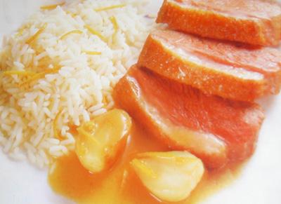 Canard à l'orange servi avec du riz