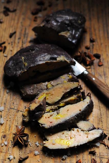 Et voilà j'ai encore craqué, il est de retour pour les fêtes… Foie gras au vin de noël au menu !