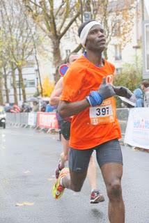 Séance VMA : 8× 800 m sur piste avec récupération active de 1minute!!!Ça n’avance pas au bout de 6 jours d’effort, mais vive le repos :) by Ronald Tintin