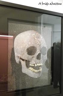 La galerie Laurent Strouk réunit ou oppose Damien Hirst et Philippe Pasqua