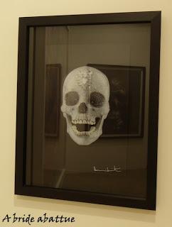 La galerie Laurent Strouk réunit ou oppose Damien Hirst et Philippe Pasqua