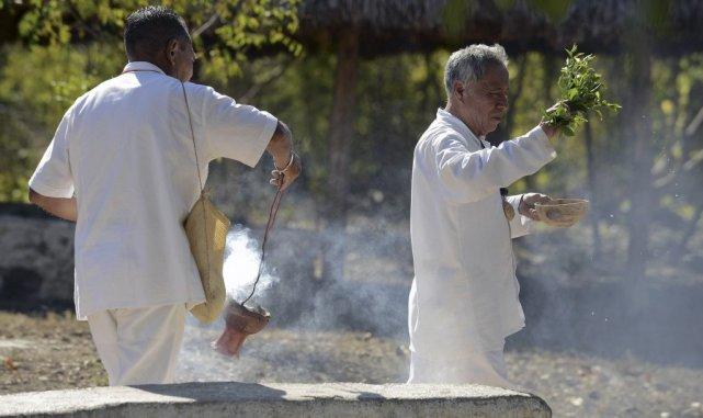 Deux prêtres participent à une cérémonie de bénédiction... (PHOTO Luis PEREZ, AFP)