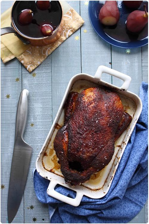 Canette rôtie au miel et pain dépices, poires pochées au vin