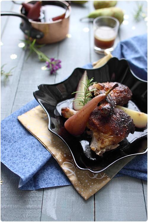 Canette rôtie au miel et pain dépices, poires pochées au vin