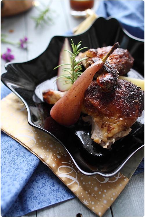 Canette rôtie au miel et pain dépices, poires pochées au vin