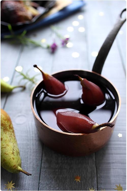 Canette rôtie au miel et pain dépices, poires pochées au vin
