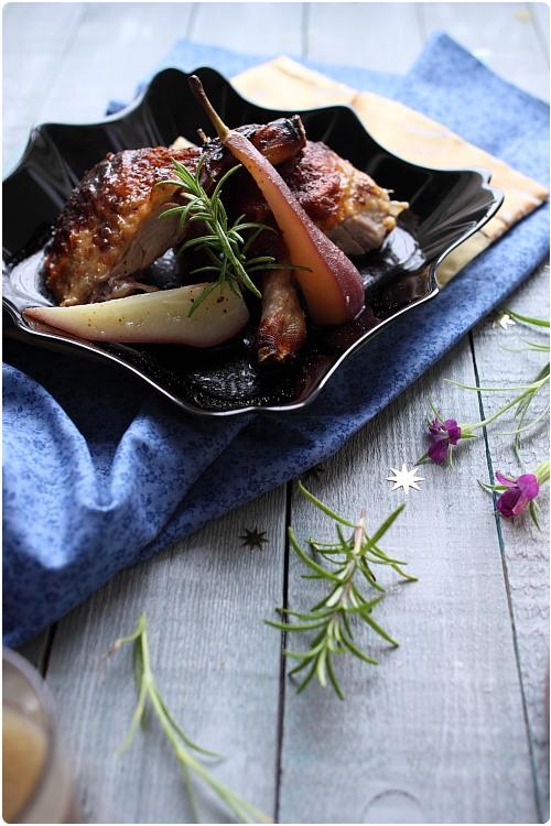 Canette rôtie au miel et pain dépices, poires pochées au vin