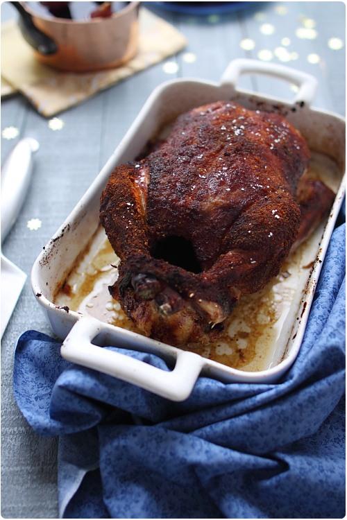 Canette rôtie au miel et pain dépices, poires pochées au vin