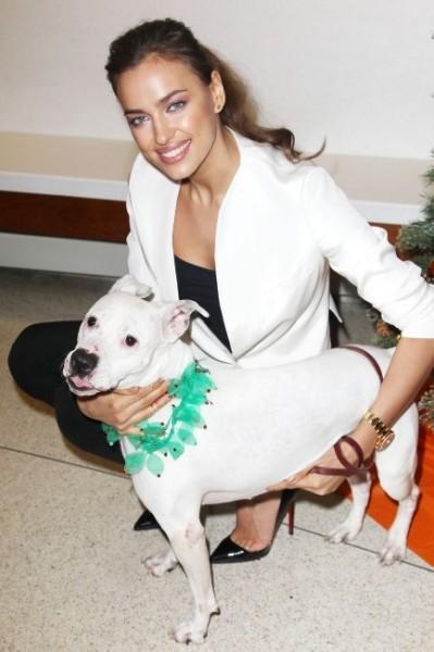 Irina Shayk New York 14 decembre 2012 centre adoption chien 2