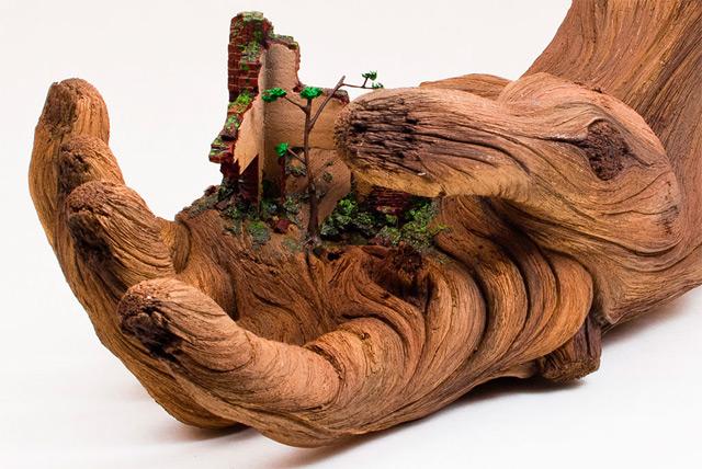 Cycle of Decay: Une sculpté à la main en céramique qui ressemble à une branche d'arbre sculpté en bois céramique anatomie sculpture 