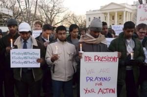 Supporters of gun control legislation hold candles during a rally in front of the White House in Washington, after a gunman killed 26 people, including 20 children, in Newtown, Connecticut Tuerie à Newtown (USA)