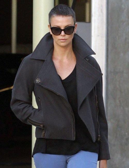 Charlize Theron : coupe courte, cheveux noirs-gris !