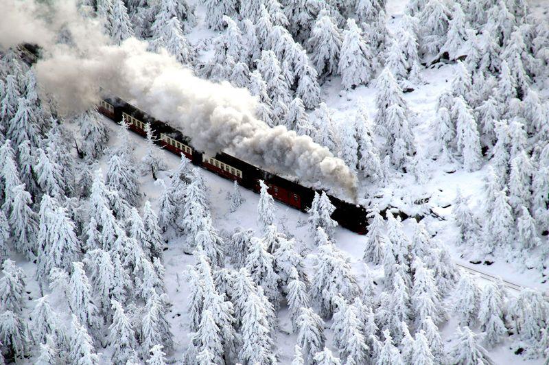 Le train des neiges. Dans le silence ouaté de l'hiver, ce train prend doucement son élan avant de gravir les pentes du Parc national du Harz, qui culmine à une altitude de 1125 m, jusqu'à la gare de Brocken, dans le nord de l'Allemagne. Ce chemin de fer, tout droit sorti d'un autre âge, qui relie Nordhausen à Wernigerode, continue à utiliser des locomotives traditionnelles à vapeur, comme au temps de sa création à la fin du XIXe siècle. Parcourant cette voie étroite de plus de 100 km de long, les motrices traversent un paysage montagneux d'une grande beauté. Chaque année, les touristes sont plus nombreux et attendent parfois de longues heures avant de pouvoir embarquer à bord de l'un de ces trains mythiques.