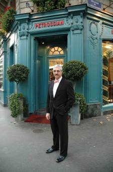 Armen Petrossian devant la boutique 225x340