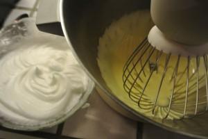 Mousse bananes chocolat _mélangez jaunes et sucre, montez les blancs en neige